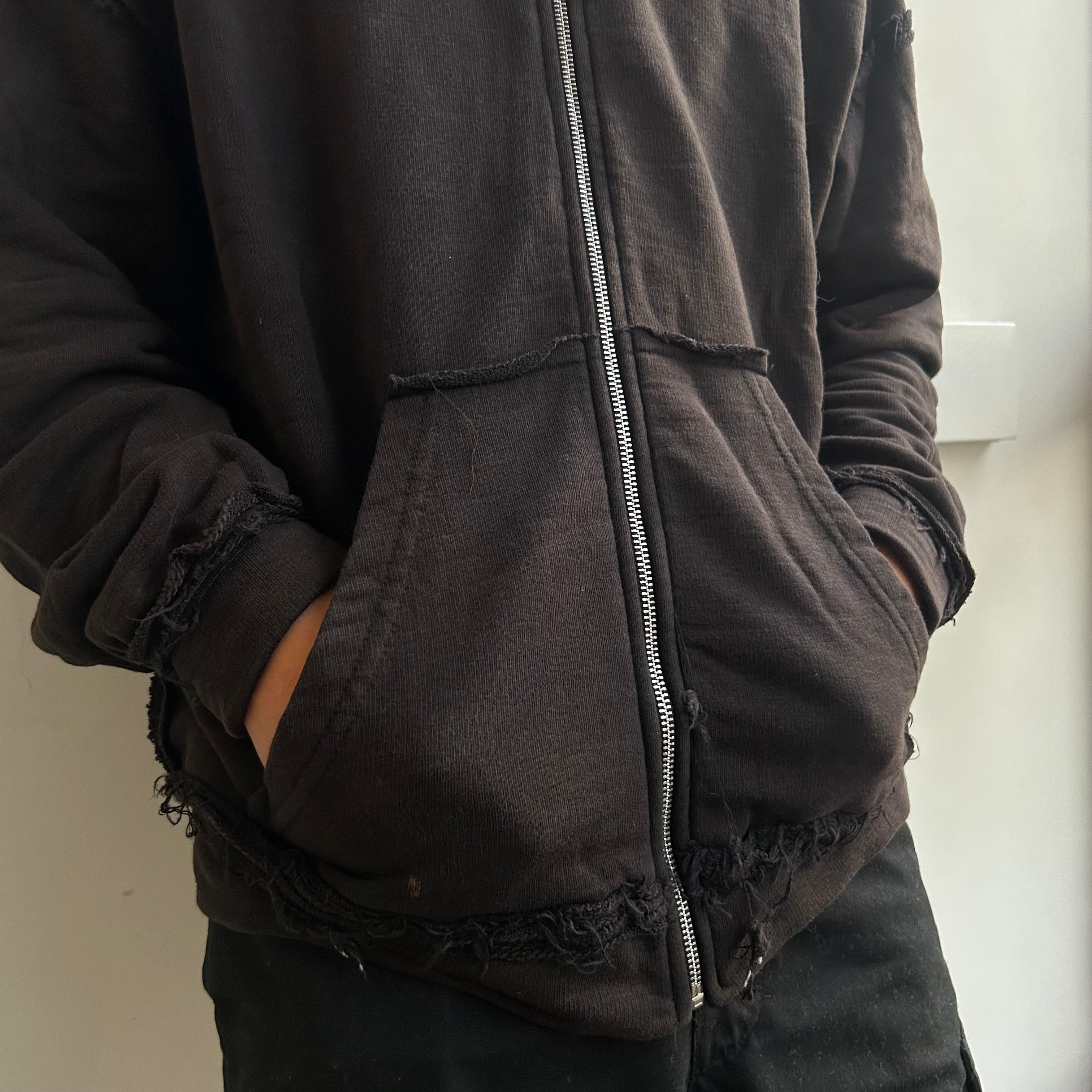 Distressed zip-up Sweater Black