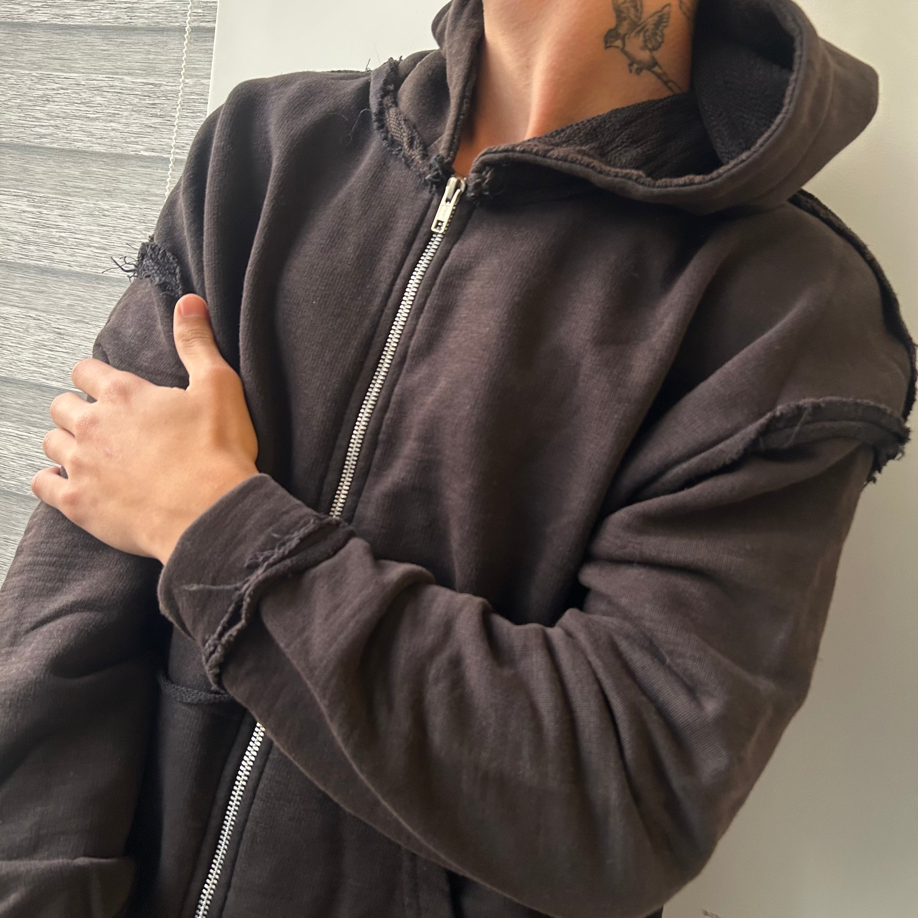 Distressed zip-up Sweater Black